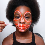 Aprenda a fazer maquiagem infantil de caveira para o Halloween