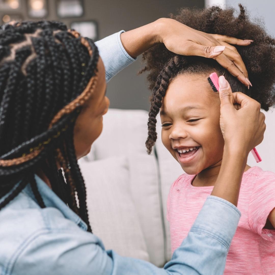 PENTEADO FÁCIL LATERAL COM ELÁSTICOS E TRANÇAS - PENTEADO INFANTIL PARA  CABELOS CACHEADOS 