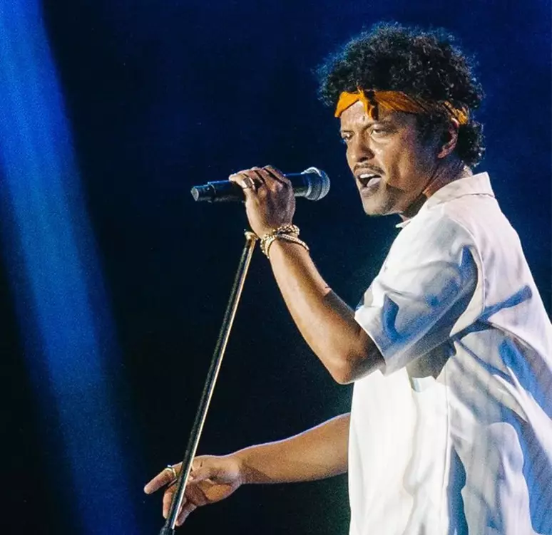 Bruno Mars empolga com fila de hits e faz plateia cantar 'Evidências' em  seu 1º show no The Town 2023 - Revista Raça Brasil