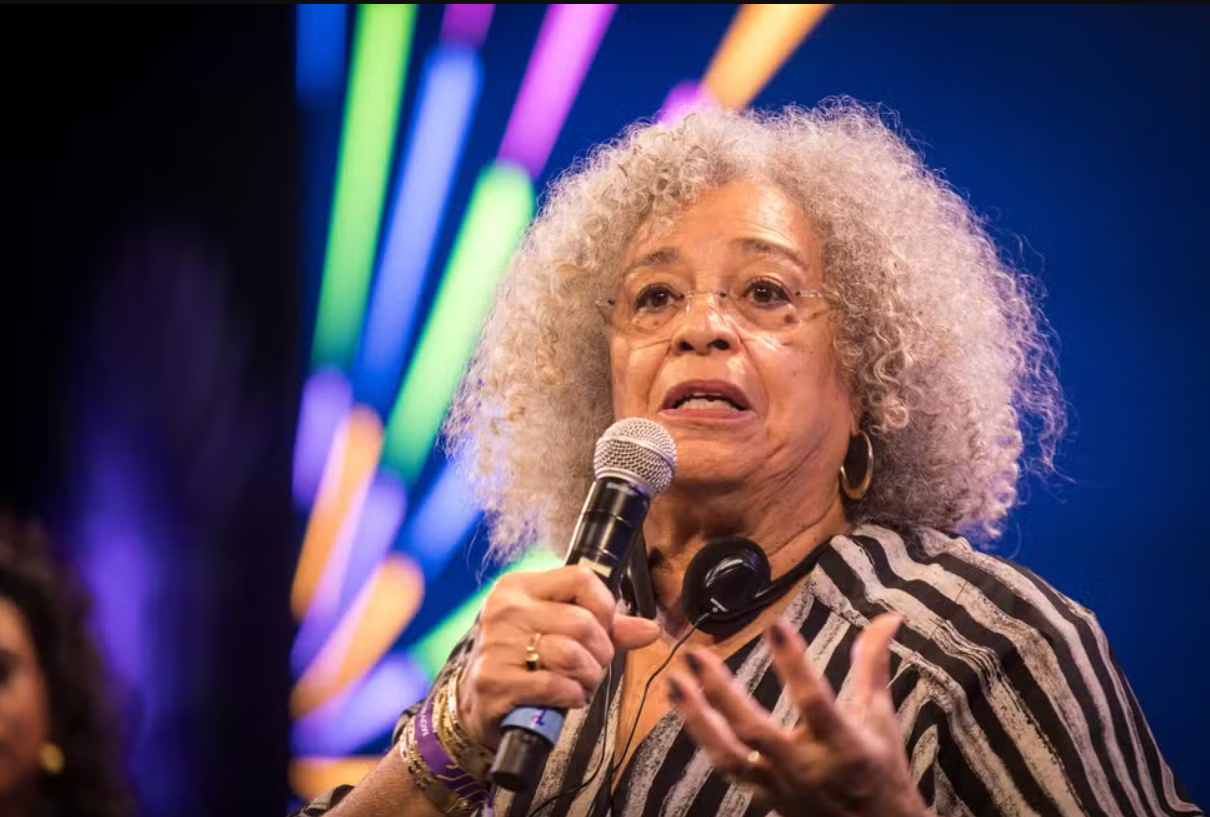 Angela Davis exalta feminismo negro brasileiro