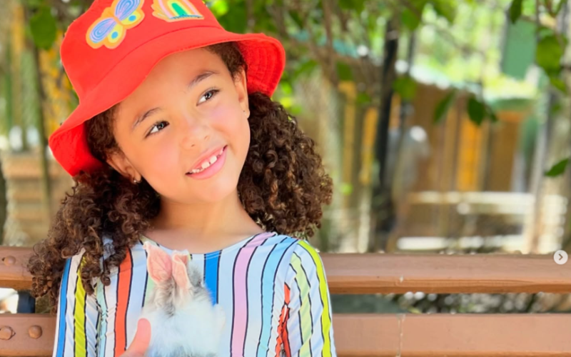 Atriz-mirim Elis Cabral encanta como Sofia na novela ‘Dona de Mim’
