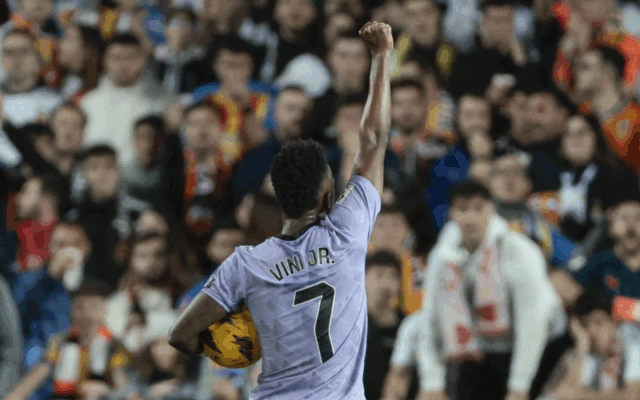 Vinícius Júnior fazendo o gesto do punho cerrado (Foto: Getty images)