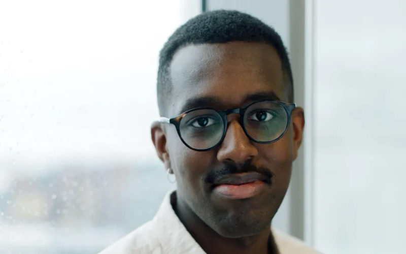 Estudante de medicina lança livro sobre racismo estrutural na saúde