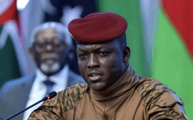 O presidente interino de Burkina Faso, Ibrahim Traoré, participa numa sessão da cimeira Rússia-África em São Petersburgo, 28 de julho de 2023 (Foto: TASS)