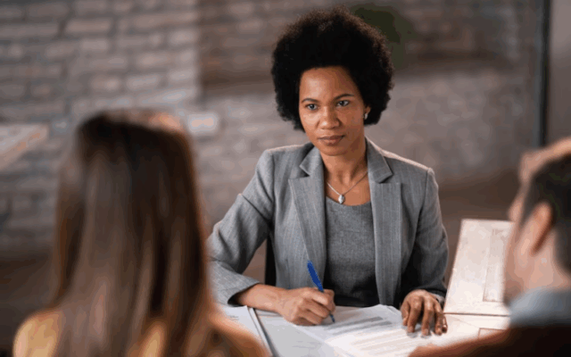 Mulher negra em entrevista de emprego