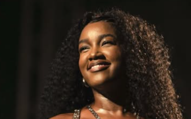 Iza se emociona em show da CHIC com Nile Rodgers e Jerry Barnes
