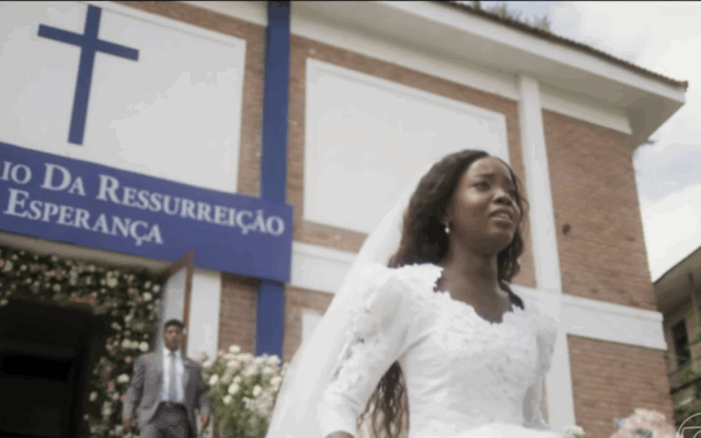 Clara Moneke (Leona) na cena do casamento