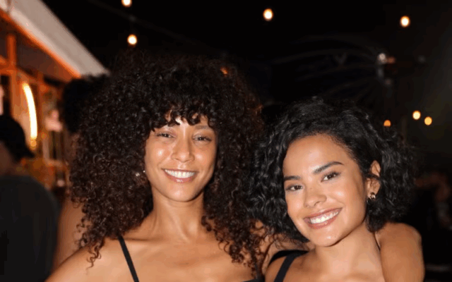 Mãe e filha! Taís Araujo e Bella Campos posam juntas no show da Lady Gaga — Foto: Brazil News