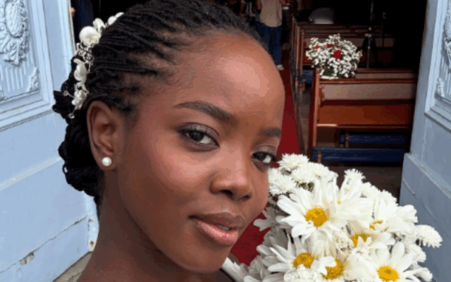 Clara Moneke (Leona) na cena do casamento