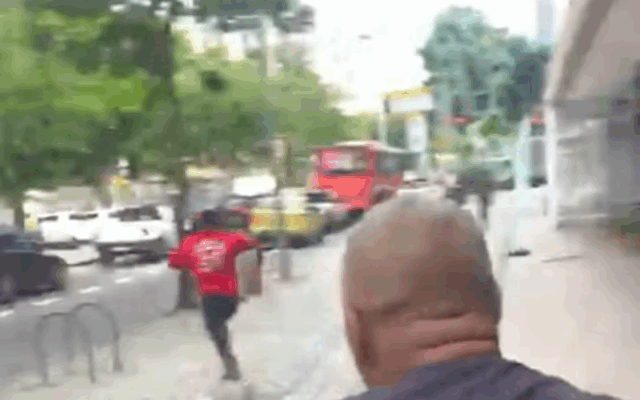 Imagem mostra jovem que estava detido fugindo correndo no Rio — Foto: Reprodução