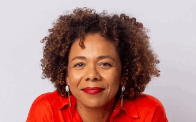 Profª Luciana Brito (thelatinamericanlibrary, instagram)