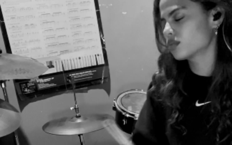 Clara Buarque impressiona nas redes ao tocar bateria ao som de Michael Jackson