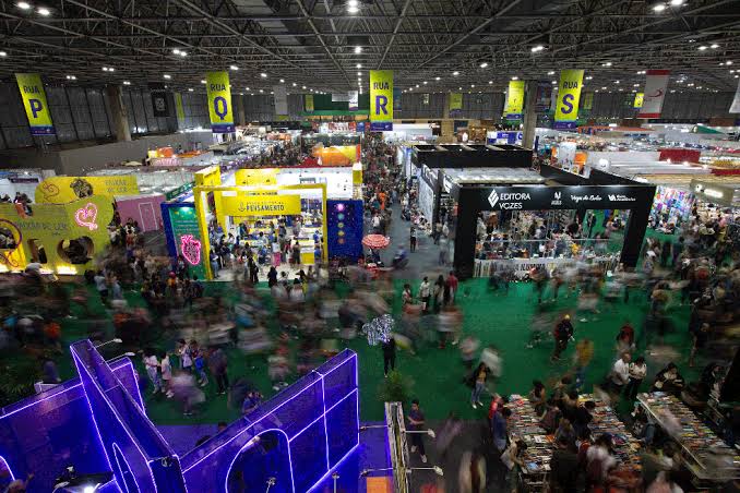 Autores negros ocupam espaço de destaque na Bienal e mostram o poder da educação
