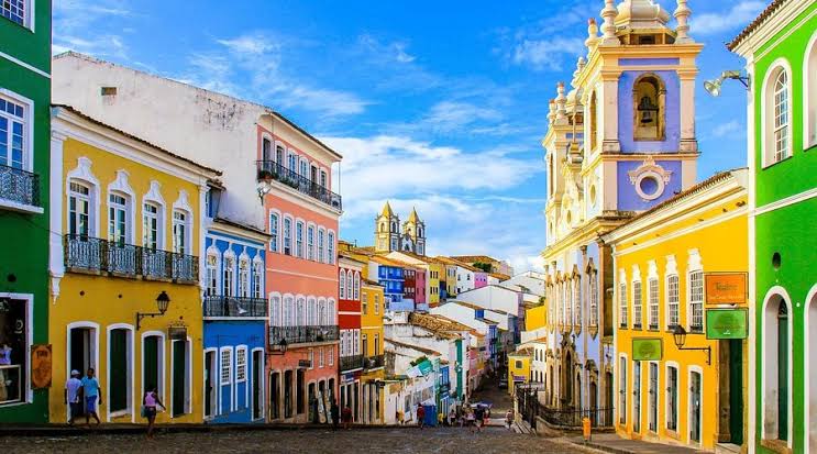 Pelourinho vira arraial afro-baiano com forró e batidas do Olodum