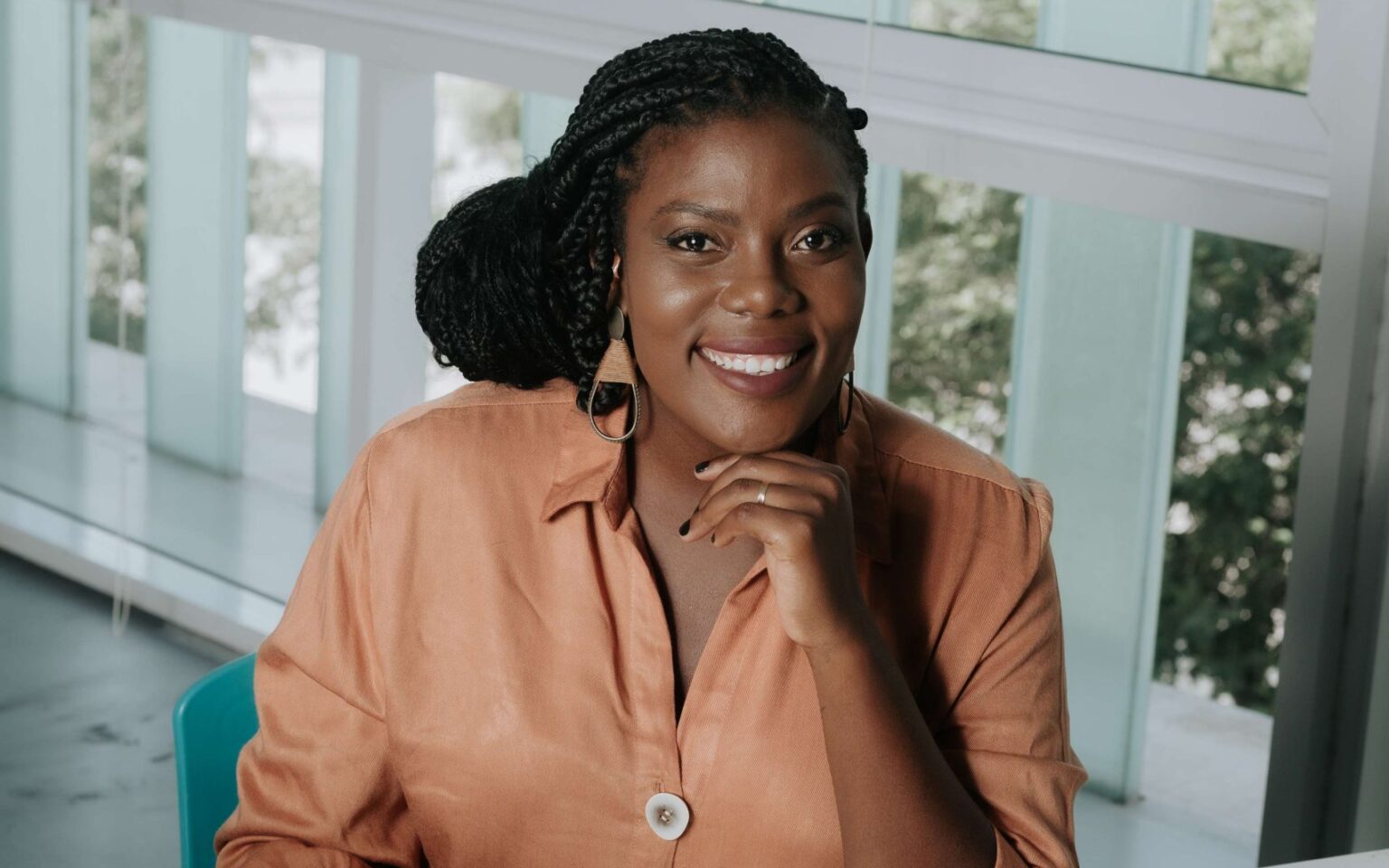 Gisele de Paula faz história como a primeira mulher negra a assinar a Bienal de SP