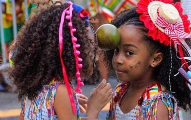 Arraiádunzinho leva samba junino e identidade afro às crianças