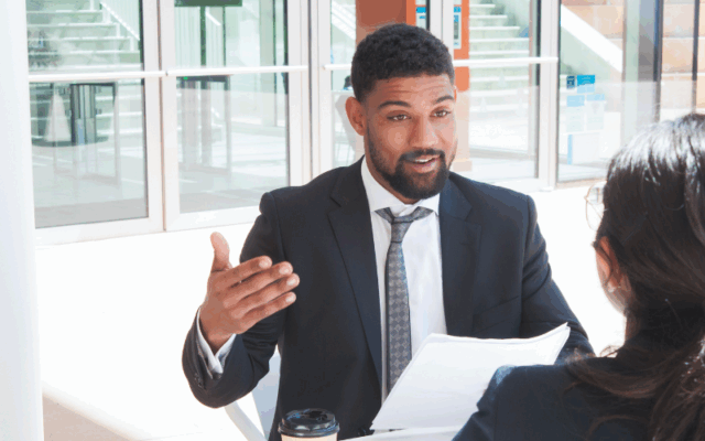 Homem negro em entrevista de emprego
