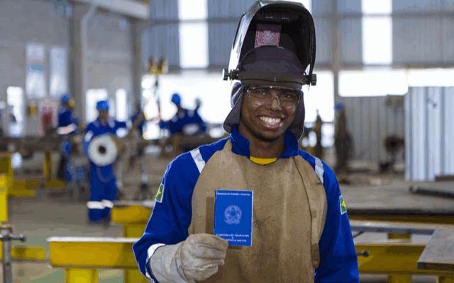 Homem segurando carteira de trabalho
