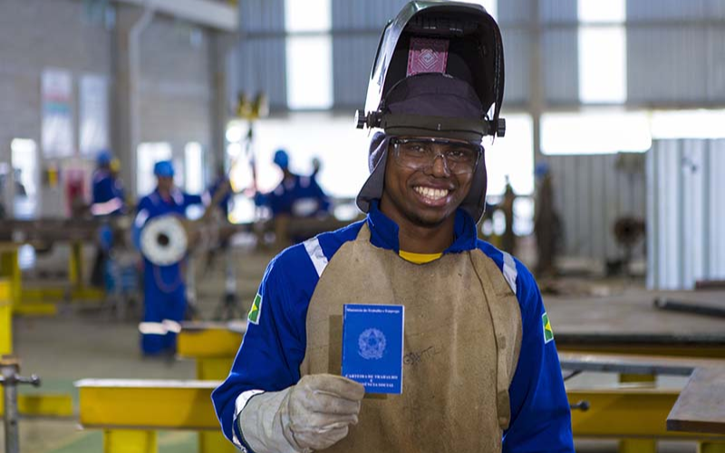 Homem segurando carteira de trabalho