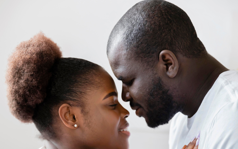 Casal negro se olhando (gerado por I.A)