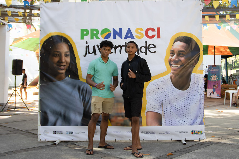 Entre grafite e poesia, jovens do Rio começam a pintar novos futuros