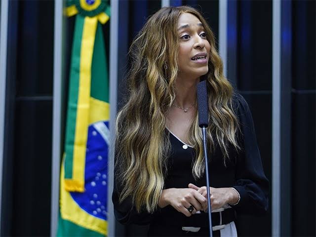 Com coragem e firmeza, Erika Hilton processa Antonia Fontenelle por discurso de ódio