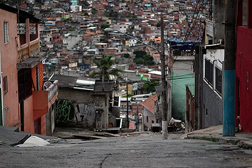 Quem pode ficar? Moradia, desigualdade e racismo urbano no Brasil