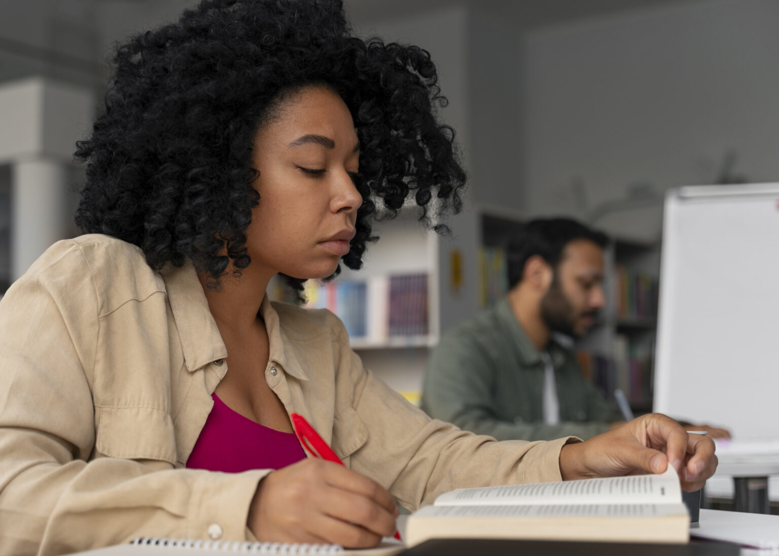 Pós-graduação no Brasil segue dominada por brancos, revela pesquisa