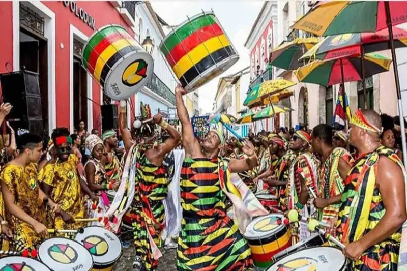 Olodum representa a força da cultura afro-baiana em festa histórica em Paris