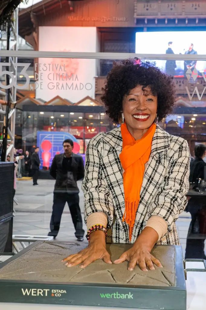 Isabel Fillardis é eternizada na Calçada da Fama do Festival de Cinema de Gramado