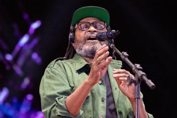 Edson Gomes emociona e mostra que sua voz continua sendo a voz da massa