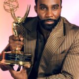 Primeiro ator negro a vencer categoria no Emmy rompe barreiras