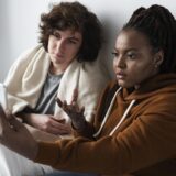 Entre a descrença e a esperança: como o consumo de notícias moldam nossa visão de mundo.