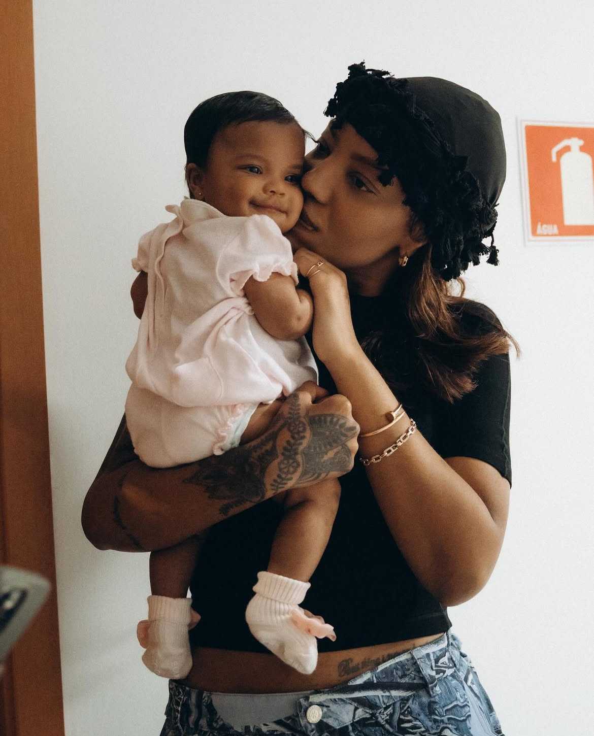 Ludmilla e Brunna mostram novas fotos da filha Zuri e encantam a web