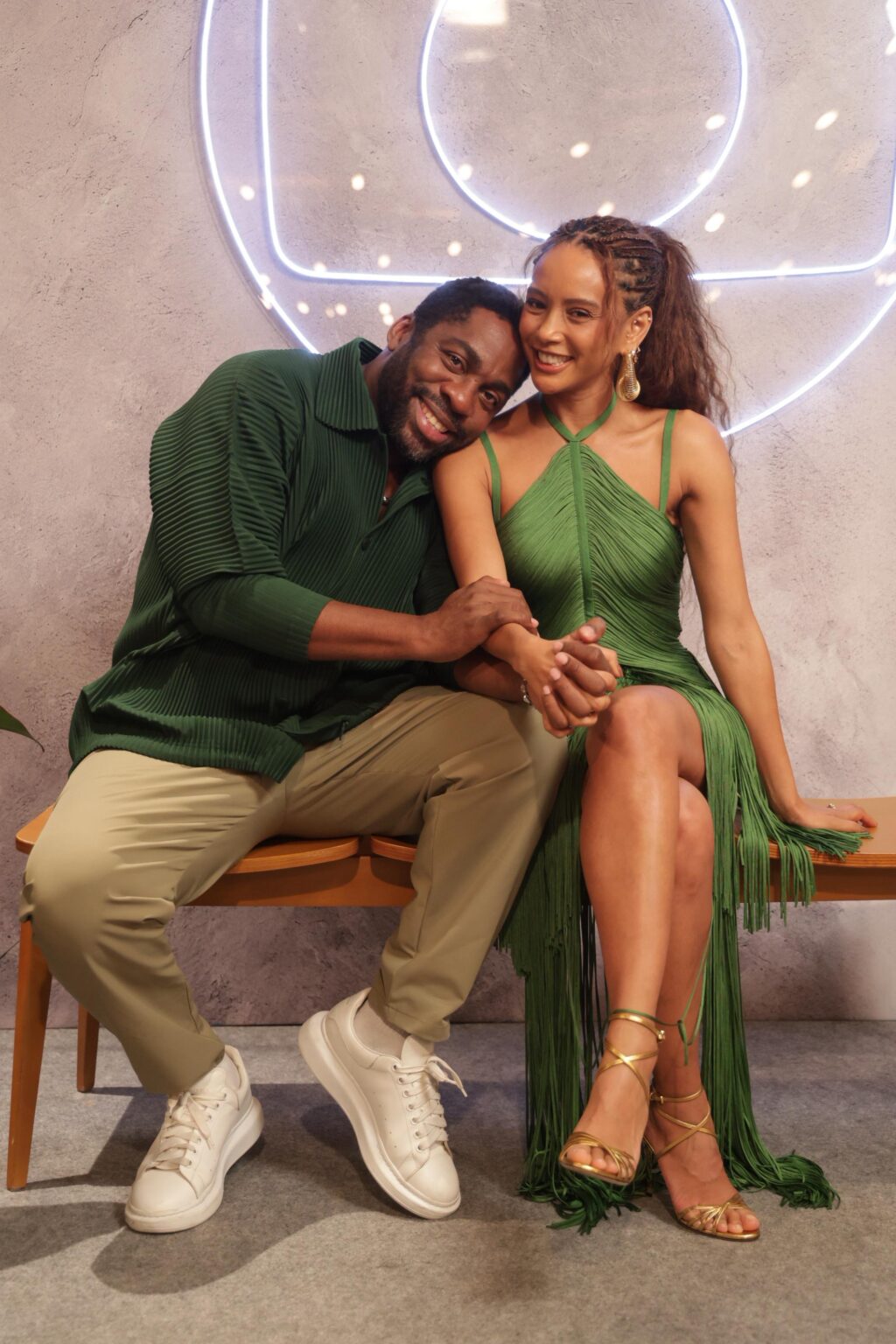 Vem bebê por aí? Taís e Lázaro apostam em look verde para a gravação na Globo