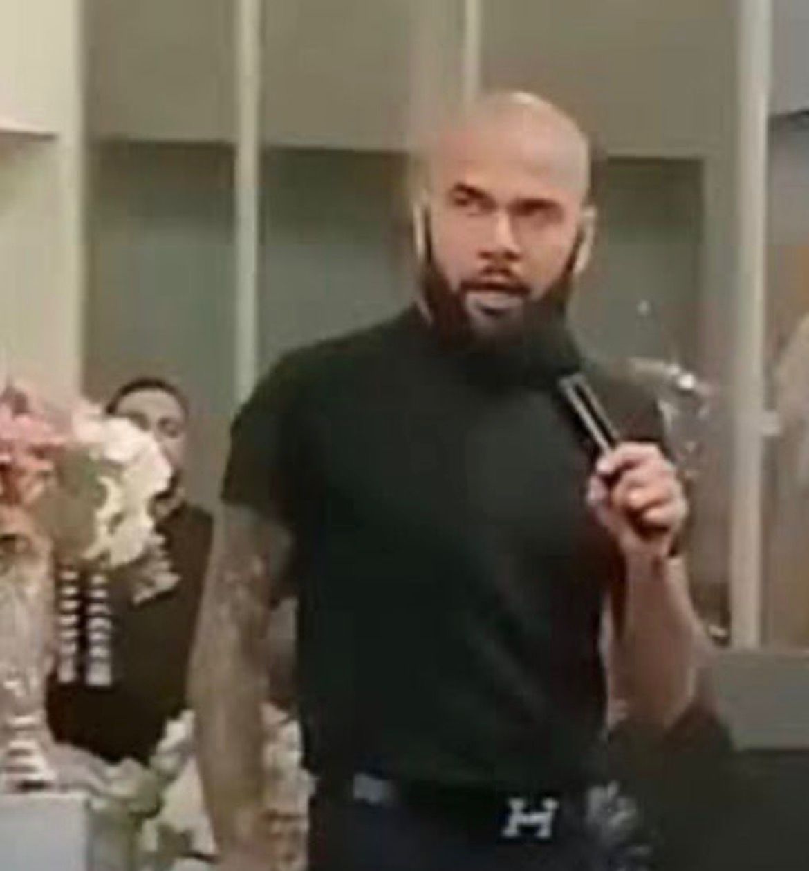 Do campo ao púlpito: Daniel Alves viraliza pregando em igreja