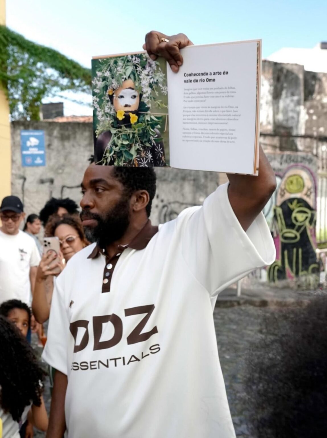 Caminhada pelo Centro Histórico leva crianças ao lançamento do novo livro de Lázaro Ramos