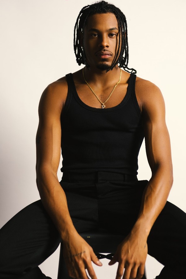 Paulo André estreia na música e reafirma potência e representatividade