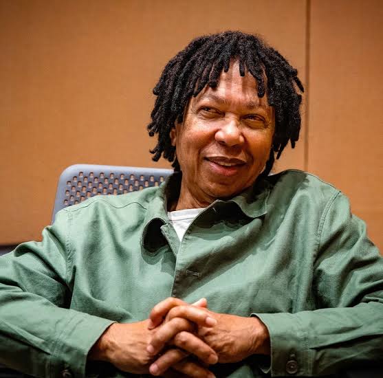 Djavan celebra 50 anos de magia musical com turnê histórica pelo Brasil