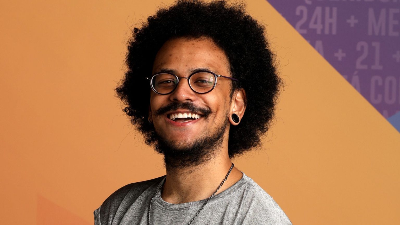 Após criticar exposição de crianças africanas, João Luiz sofre ataques racistas