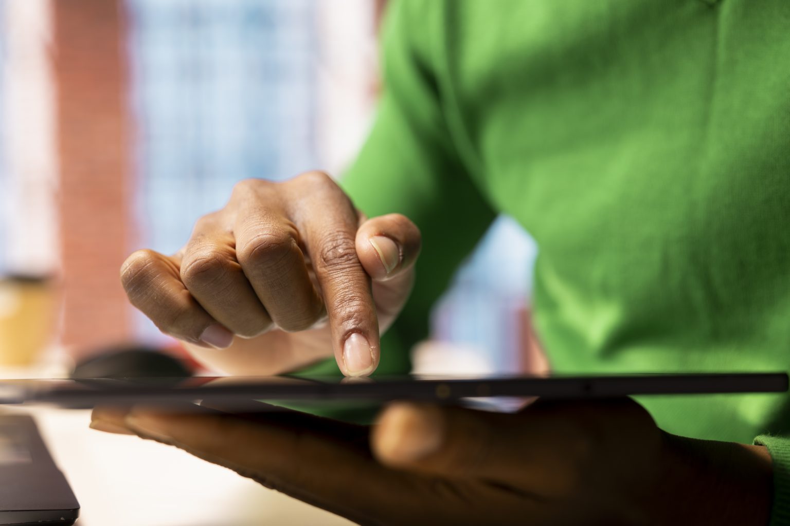 Apostas online, desigualdade e racismo: como as bets reforçam o empobrecimento da população negra