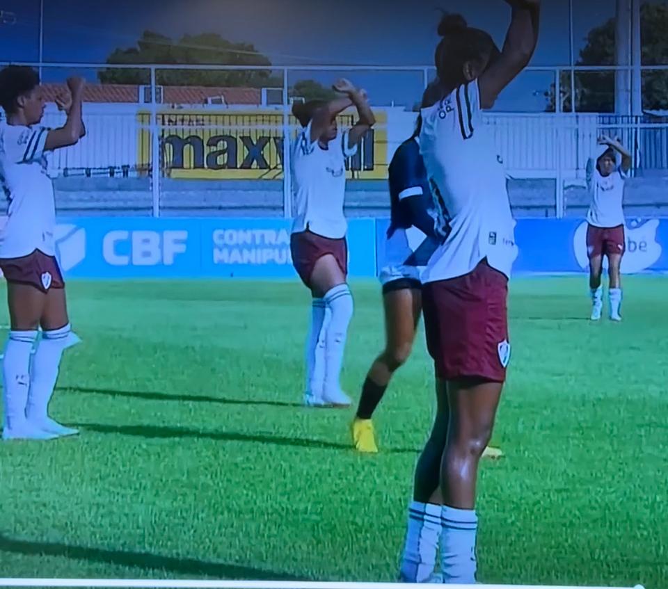 Jogadoras negras do Fluminense em ato corajoso paralisam partida contra o racismo