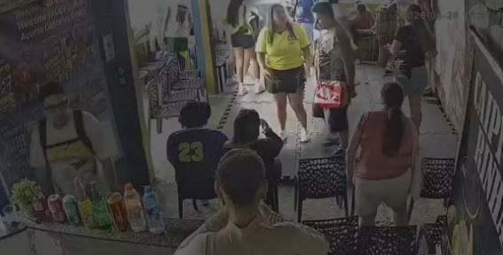 Turista colombiana é indiciada por injúria racial após oferecer banana a capoeirista na Rocinha