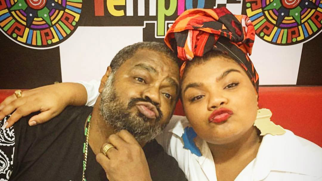 Flora Cruz homenageia Arlindo Cruz em roda de samba no Rio de Janeiro